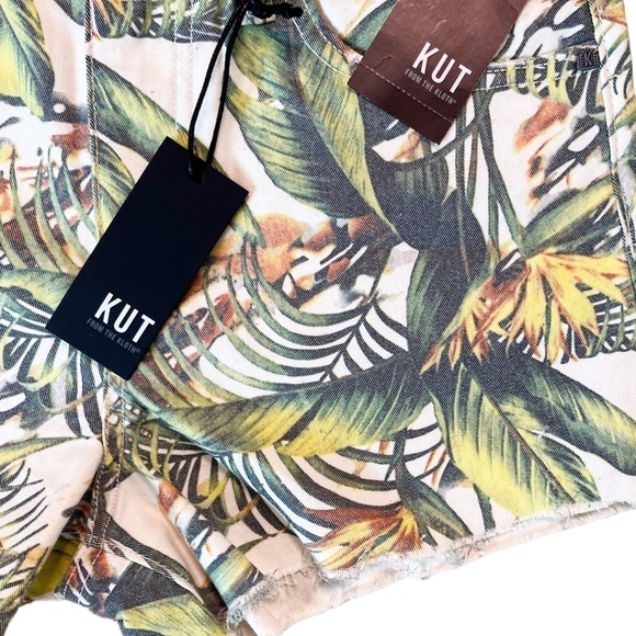KUT from the KLOTH NWT Jane High Rise Fray Hem Shorts in Tropical Blossom - Picture 13 of 16